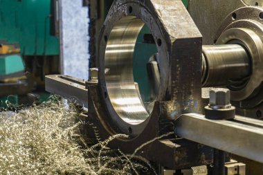 Cnc delik işleme makinesinde parçaların işlenmesi, talaşlar makinenin üzerinde.