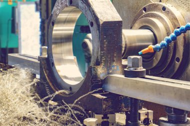 Cnc delik işleme makinesinde parçaların işlenmesi, talaşlar makinenin üzerinde.