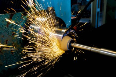 Kıvılcımlı dairesel taşlama makinesinde son aşındırıcı tekerlek ile taşlama işlemleri.