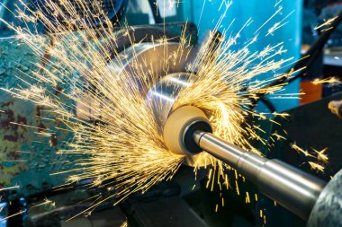 Kıvılcımlı dairesel taşlama makinesinde son aşındırıcı tekerlek ile taşlama işlemleri.