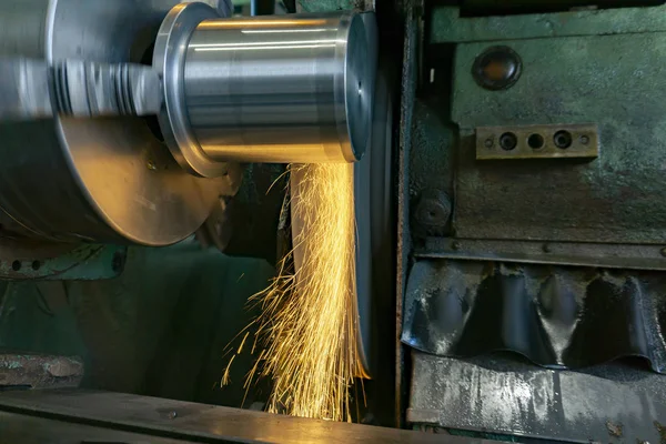 Uiterst nauwkeurige fijnafstelling van een deel op een cirkelvormige slijpmachine met vonken. — Stockfoto