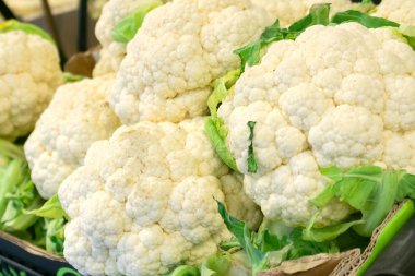 Satılık bir mağaza tezgahında bir süpermarkette beyaz lahana