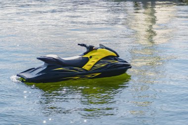 Rıhtımda jet ski, suda jet ski..