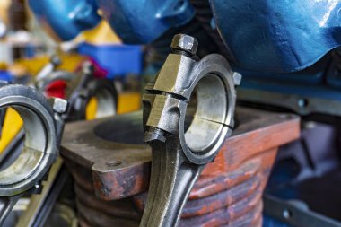 Bağlantı çubuğu, piston ve silindir bloğu bir araba atölyesinde parçalanmış durumdadır.