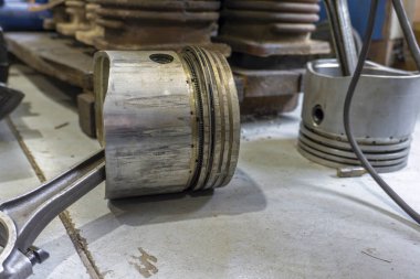 Bağlantı çubuğu, piston ve silindir bloğu bir araba atölyesinde parçalanmış durumdadır.