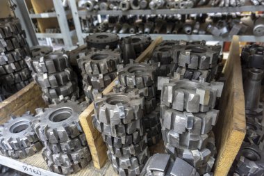 Atölyedeki bir depoda dişli kesme aleti, bir dişli kesme makinesinde dişli işleme için solucan kesici..