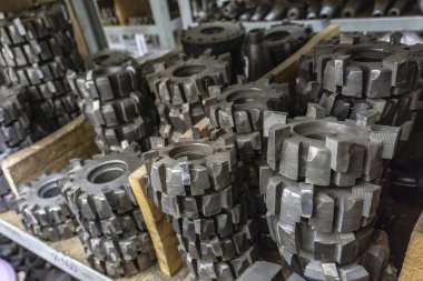 Atölyedeki bir depoda dişli kesme aleti, bir dişli kesme makinesinde dişli işleme için solucan kesici..