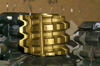 Atölyedeki bir depoda dişli kesme aleti, bir dişli kesme makinesinde dişli işleme için solucan kesici..