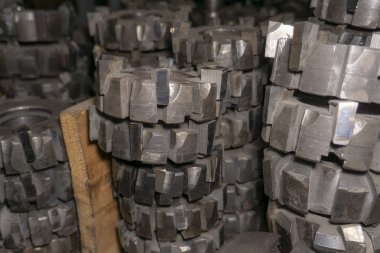 Atölyedeki bir depoda dişli kesme aleti, bir dişli kesme makinesinde dişli işleme için solucan kesici..