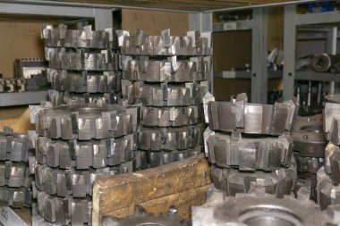 Atölyedeki bir depoda dişli kesme aleti, bir dişli kesme makinesinde dişli işleme için solucan kesici..