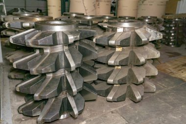 Atölyedeki bir depoda dişli kesme aleti, bir dişli kesme makinesinde dişli işleme için solucan kesici..