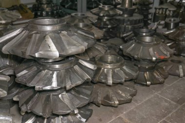 Atölyedeki bir depoda dişli kesme aleti, bir dişli kesme makinesinde dişli işleme için solucan kesici..