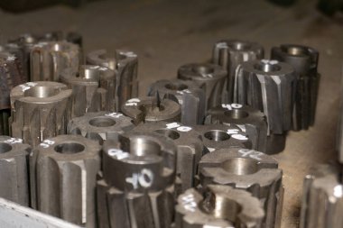 Belirlenmiş büyüklükteki delikleri ince ayar etmek için yüksek hassasiyetli bir araç. Endüstri alanında düzenleyici..