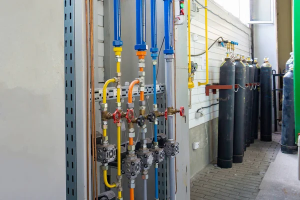 Электрический шкаф управления в газовой промышленности — стоковое фото