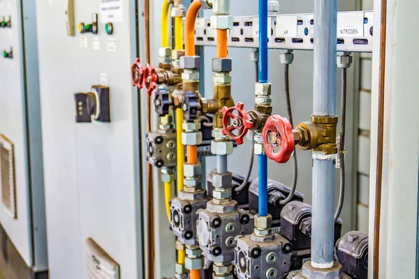 Industria del gas, cilindros de oxígeno y tuberías con válvulas — Foto de Stock