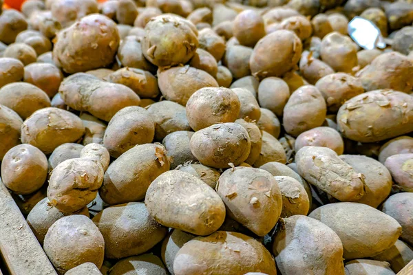 Satılık bir mağaza tezgahında bir süpermarkette Patates