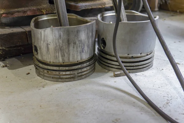 The connecting rod, piston and cylinder block in a disassembled condition in a car workshop. — Stock Photo, Image