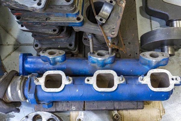 Bağlantı çubuğu, piston ve silindir bloğu bir araba atölyesinde parçalanmış durumdadır.