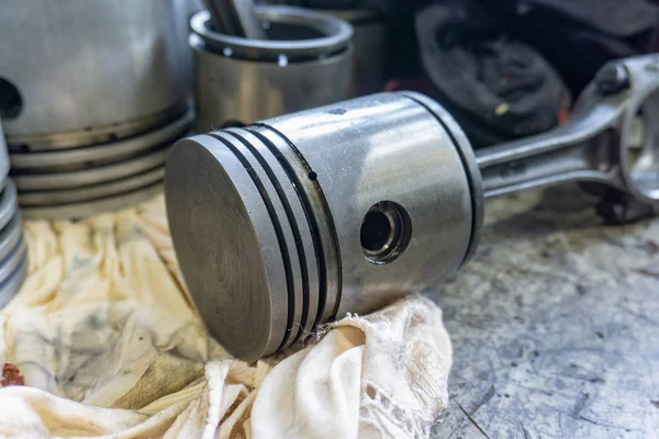 Bağlantı çubuğu, piston ve silindir bloğu bir araba atölyesinde parçalanmış durumdadır.