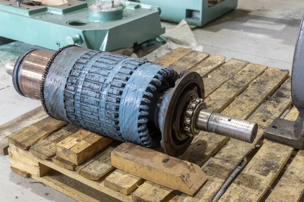 Puissant moteur électrique démonté, rotor et stator sur le support de réparation . — Photo