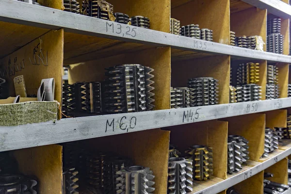 Herramienta de corte de engranajes en un almacén en un taller, un cortador de gusanos para el procesamiento de engranajes en una máquina de corte de engranajes . —  Fotos de Stock