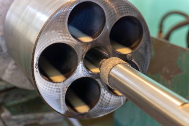 Üzerinde iş olan bir makinede aşındırıcı gıcırdayan tekerlek..