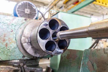 Üzerinde iş olan bir makinede aşındırıcı gıcırdayan tekerlek..