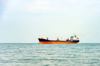 Gemi yükleme ya da boşaltma için limana giriyor..