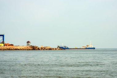 Gemi yükleme ya da boşaltma için limana giriyor..