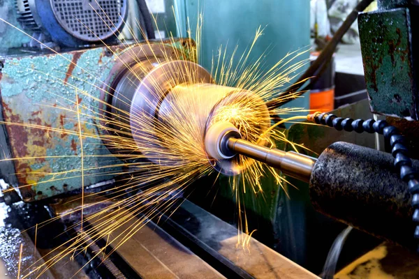 Grinding a cylindrical part on a circular grinding machine, high-precision abrasive grinding with sparks. — Stock Photo, Image