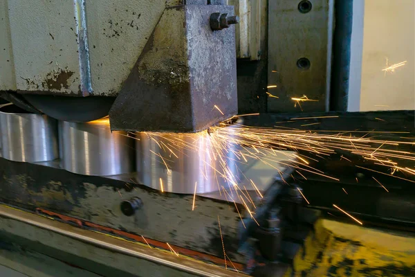 Moagem plana de metal em uma máquina com faíscas, tecnológica g — Fotografia de Stock
