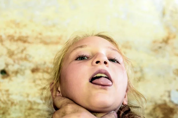 男は少女を絞殺して喉に手を入れたがっている。制作写真. — ストック写真