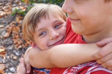 Oğlan ağabeyine, aile refahı ve düzgün eğitim kavramına sarılıyor..