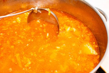 Lahanalı kırmızı borç ve tavada yağlı zengin et, yukarıdan yakın plan..