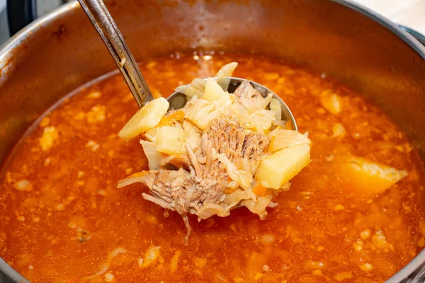 Червоний борщ в каструлі з капустою і жиром, м'ясо в суп-ковші . — стокове фото