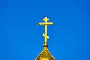 Ortodoks kilisesinde altın kubbeler ve Hıristiyan haçları