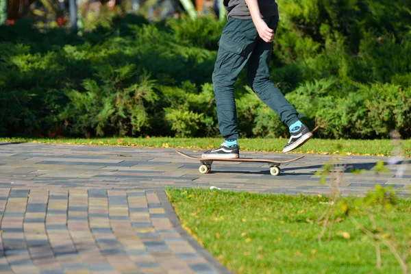 男孩在公园里玩滑板，过着健康的生活. — 图库照片
