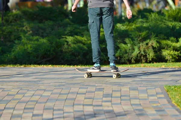 O menino monta um skate no parque, leva um estilo de vida saudável . — Fotografia de Stock