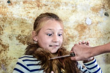 Adam kızın boğazına bıçak dayadı, onu soymaya ya da öldürmeye çalıştı. Yapım fotoğrafı.