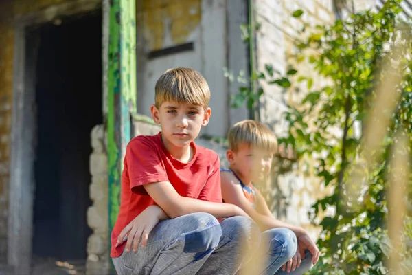 Niños en una casa quemada perdieron sus hogares como resultado de hostil —  Fotos de Stock