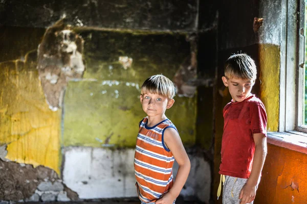 Niños en una casa quemada perdieron sus hogares como resultado de hostil —  Fotos de Stock