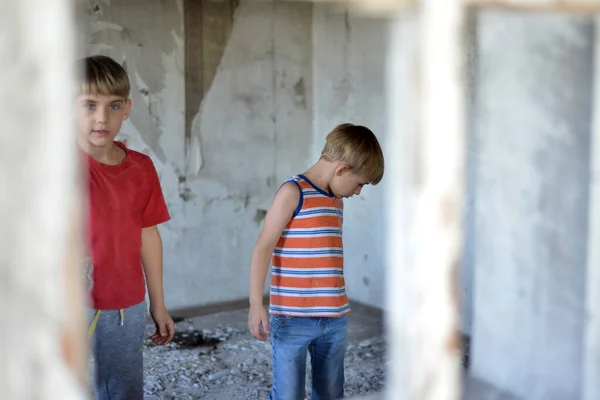 Niños en una casa quemada perdieron sus hogares como resultado de hostil —  Fotos de Stock