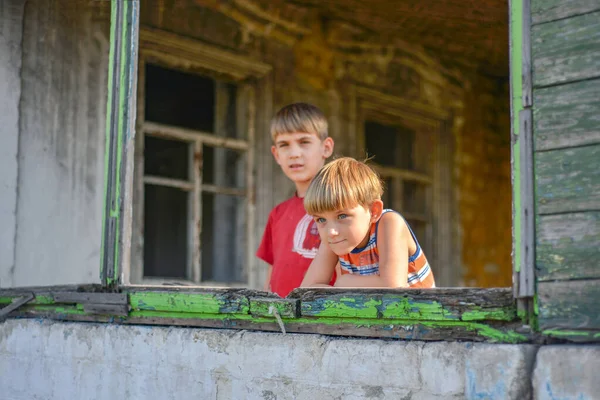 Niños en una casa quemada perdieron sus hogares como resultado de hostil — Foto de Stock
