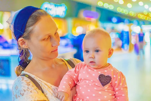 Porträt einer Mutter mit Baby im Einkaufszentrum. — Stockfoto