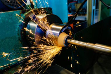 Yüzünde aşındırıcı taşla sürtünme, yüksek hassasiyetle su soğutma ve kıvılcımlarla bitirme kısmı..