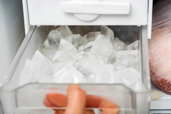 Una Mujer Abre Una Bandeja Para Hacer Hielo Congelador Para — Foto de Stock