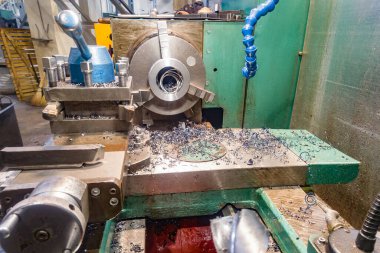 Torna tezgahında makineli parça, metal makine.