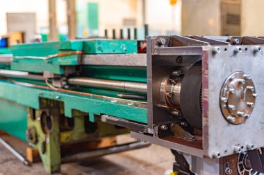 Metal bir makinenin tamiri için vites kutusuyla taşak vidası. Endüstriyel ekipman onarımı