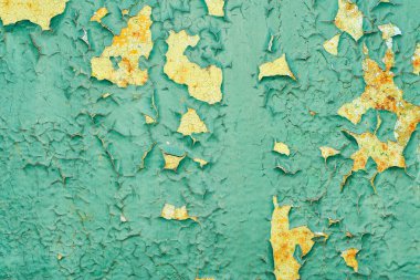 Demir üzerine soyulmuş eski yeşil boya dokusu. Yeşil ve sarı, pas ile birlikte.
