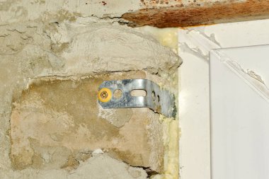 Metal bir profil ile duvara plastik bir pencere asmak